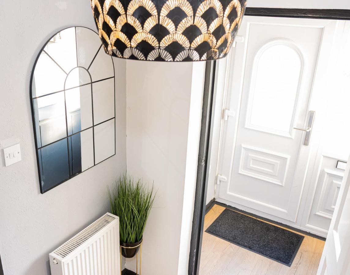 Td Stourb Dudley - Luxurious 3 Bedroom House - Sleeps 7 - Dy1 - Long And Short Stay Брайърли Хил Екстериор снимка