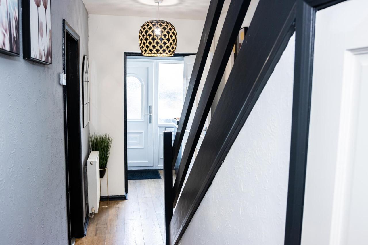 Td Stourb Dudley - Luxurious 3 Bedroom House - Sleeps 7 - Dy1 - Long And Short Stay Брайърли Хил Екстериор снимка