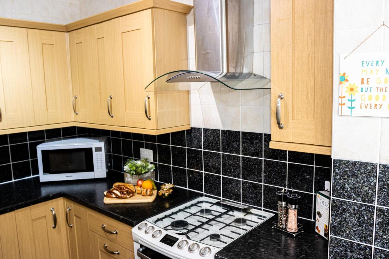 Td Stourb Dudley - Luxurious 3 Bedroom House - Sleeps 7 - Dy1 - Long And Short Stay Брайърли Хил Екстериор снимка