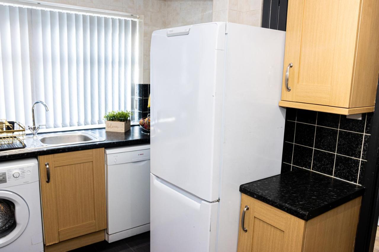 Td Stourb Dudley - Luxurious 3 Bedroom House - Sleeps 7 - Dy1 - Long And Short Stay Брайърли Хил Екстериор снимка