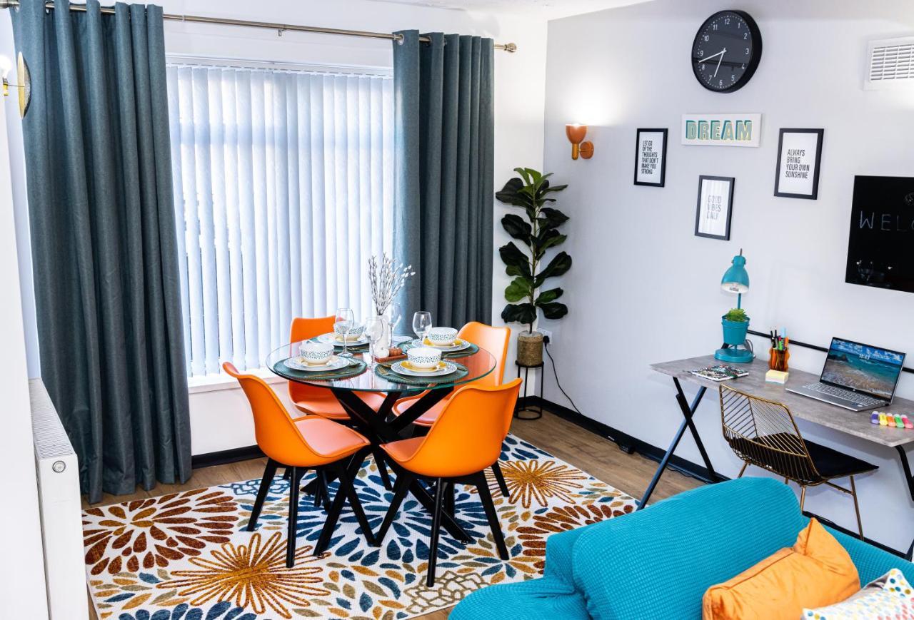 Td Stourb Dudley - Luxurious 3 Bedroom House - Sleeps 7 - Dy1 - Long And Short Stay Брайърли Хил Екстериор снимка